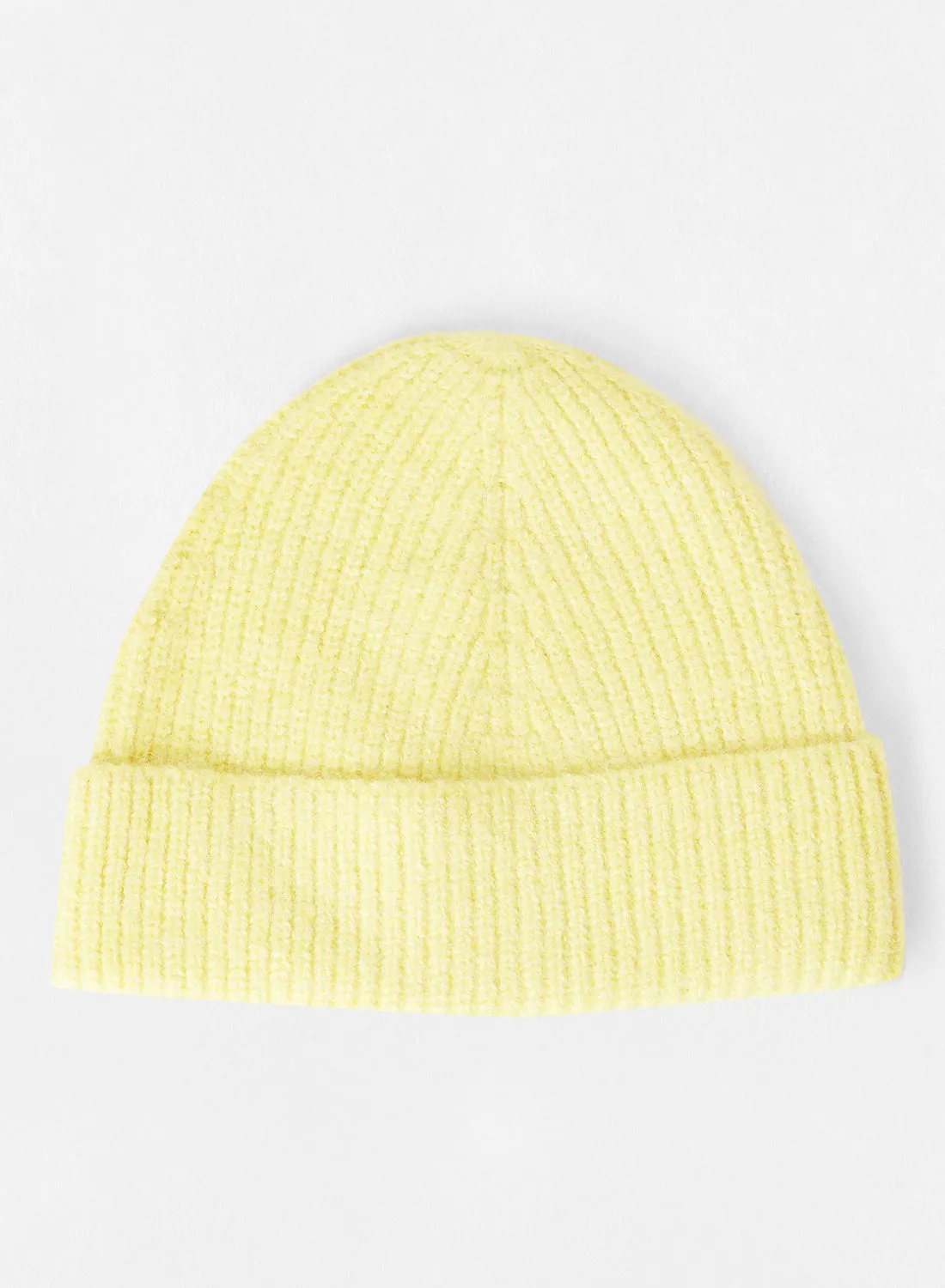 قبعة صغيرة محبوكة باللون الأصفر فقط