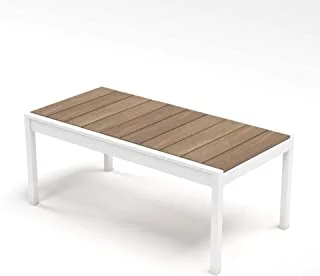 طاولة مؤطرة من الصلب والخشب في الهواء الطلق